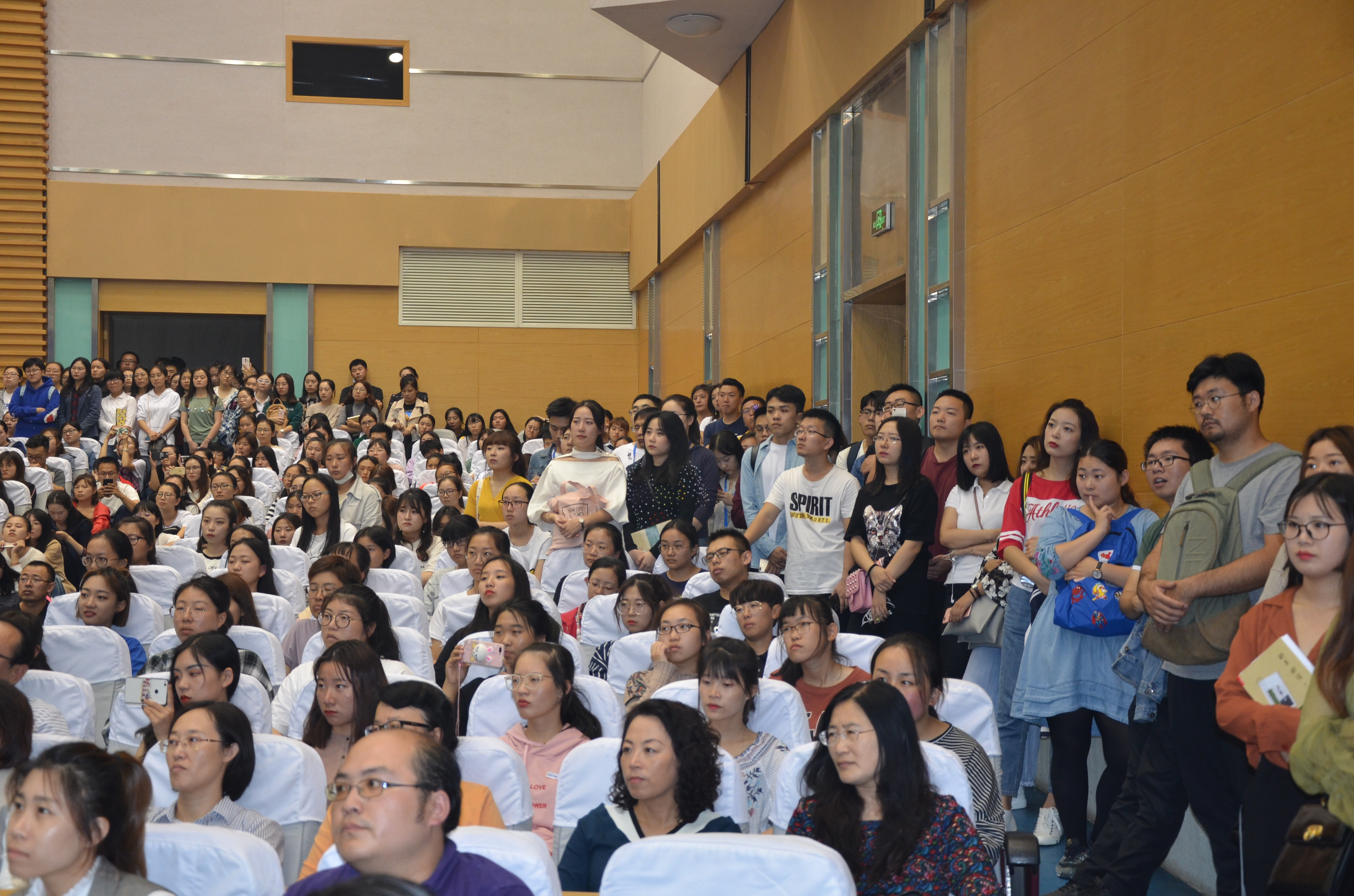 照片说明: 图5:吉大文学院院长兼新闻与传播学院院长徐正考教授(左)向